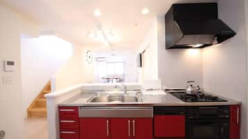 Casa básica, 3 habitaciones, para no fumadores | Cocina privada | Refrigerador, microondas, parrilla de estufa y arrocera
