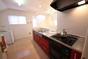 Casa básica, 3 habitaciones, no fumadores | Cocina privada | Frigorífico, microondas, placa de cocina y arrocera