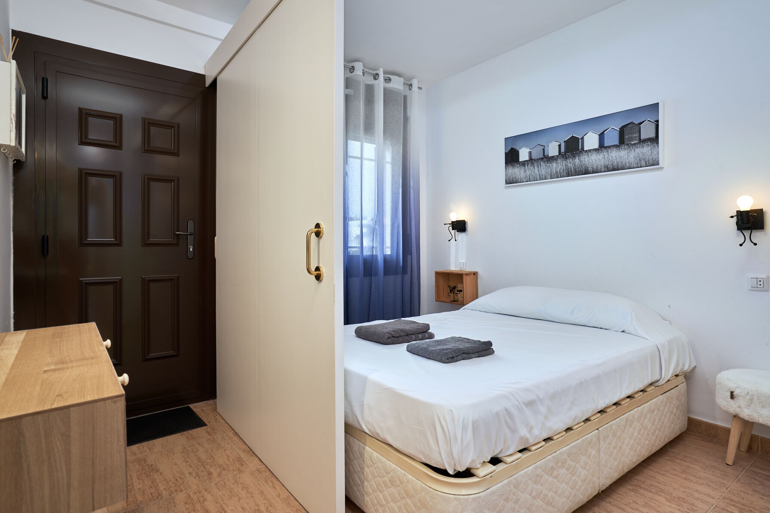 1 habitación, tabla de planchar con plancha, wifi gratis y ropa de cama 