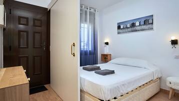 1 habitación, tabla de planchar con plancha, wifi gratis y ropa de cama