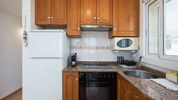 Kühlschrank, Mikrowelle, Wasserkocher mit Kaffee-/Teezubehör