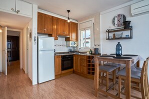 Jääkaappi, mikroaaltouuni, kahvin-/teenkeitin, vedenkeitin