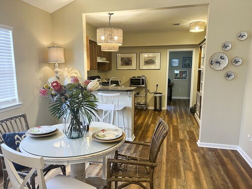 Cheerful 2 BR Bungalow Downtown Ocean Springs