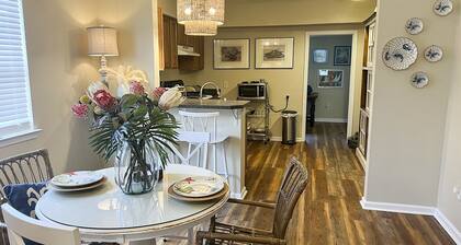 Cheerful 2 BR Bungalow Downtown Ocean Springs
