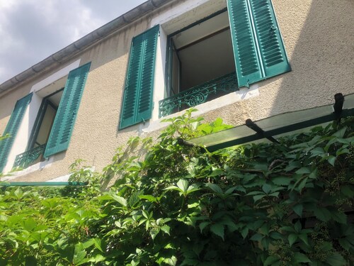 Warm house, free wifi, private garden with flowers, 20 min. from Vézelay.