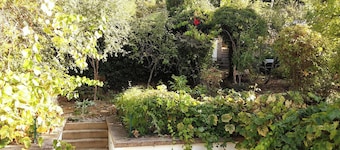Warm house, free wifi, private garden with flowers, 20 min. from Vézelay.