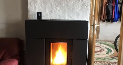 Warm house, free wifi, private garden with flowers, 20 min. from Vézelay.