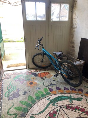 Interior - Warm house, free wifi, private garden with flowers, 20 min. from Vézelay. (Châtel-Censoir)