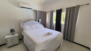 4 bedrooms, bed sheets - Spacious & Private Villa Meters From the Beach (Sosúa)