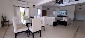 Villa (Multiple Bedrooms) | Wohnbereich | 55-Zoll-Fernseher mit Digitalempfang, Streaming-Dienste