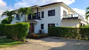 Villa (Multiple Bedrooms) | 7 bedrooms, Egyptian cotton sheets, premium bedding, in-room safe - Spacious & Private 7 Bedroom - Bachelor's Welcome (Sosúa)
