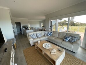 Living area - Villa By the Sea-4 Bedrooms -Sea View Rural View 2 minutes walk to EmuBay  beach (Emu Bay Kangaroo Island)