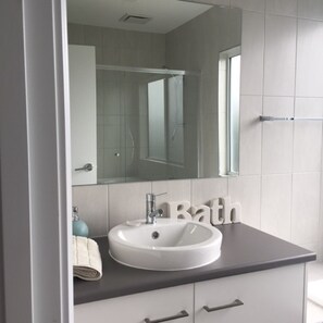 Badewanne, Haartrockner, Handtücher, Seife