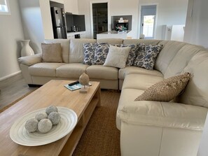 Living area - Villa By the Sea 4 Bedrooms -Sea View Rural View 2 minutes walk to Emu Bay beach (Emu Bay Kangaroo Island)