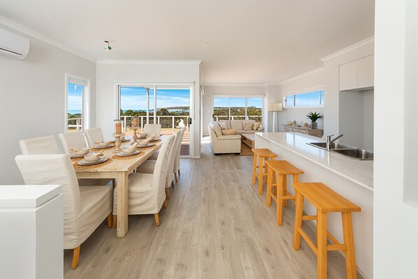 Dining - Villa By the Sea-4 Bedrooms -Sea View Rural View 2 minutes walk to EmuBay  beach (Emu Bay Kangaroo Island)