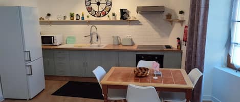 Frigorífico, microondas, horno y placa de cocina