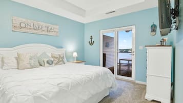 2 bedrooms, desk, WiFi (free), bed sheets