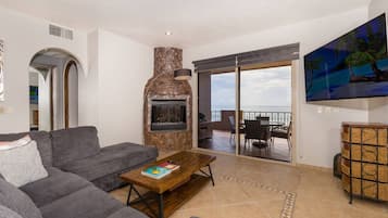 Una Smart TV, una chimenea, un reproductor estéreo