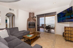 Una Smart TV, una chimenea, un reproductor estéreo