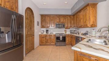 Kylskåp, mikrovågsugn, ugn och spishäll