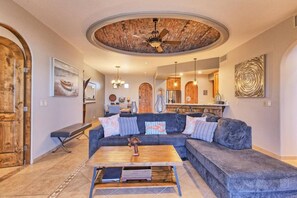 Smart TV, chimenea y estéreo 