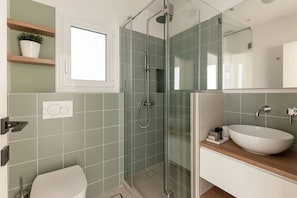 Een douche, een haardroger, handdoeken, zeep