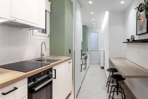 Réfrigérateur, four, lave-vaisselle, cafetière/bouilloire