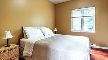 5 bedrooms, iron/ironing board, free WiFi, bed sheets