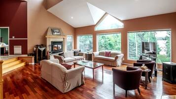 Télévision, cheminée, baby-foot, chaßne hi-fi