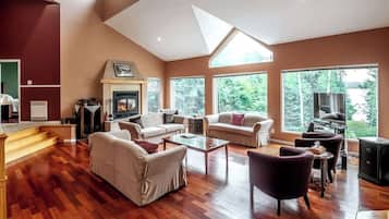 Télévision, cheminée, baby-foot, chaßne hi-fi