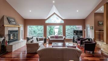 電視、壁爐、足球機、音響