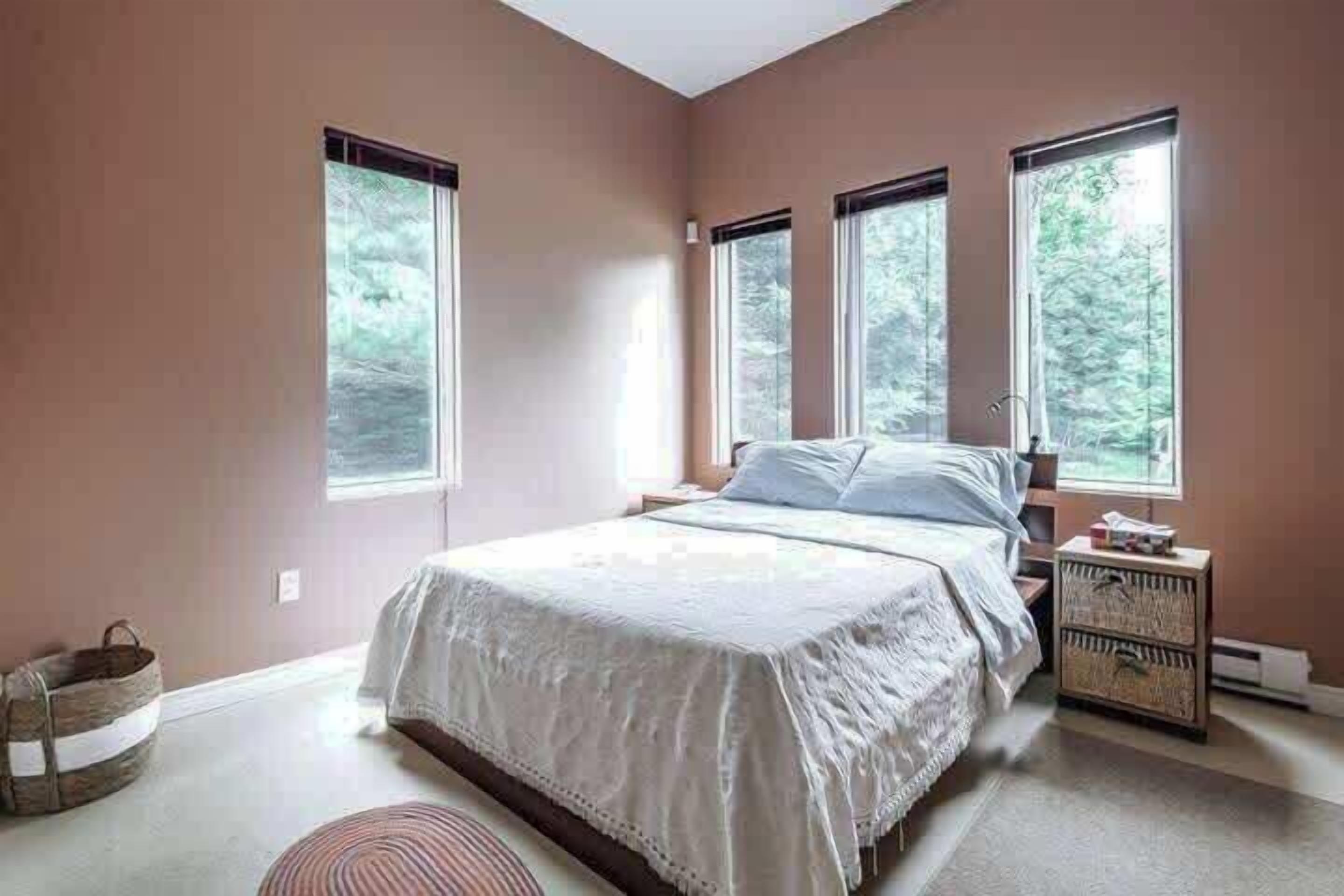 5 bedrooms, iron/ironing board, free WiFi, bed sheets