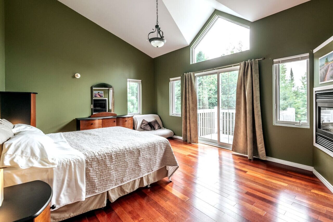 5 bedrooms, iron/ironing board, free WiFi, bed sheets