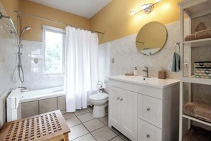 Badekar, hårføner og håndklær