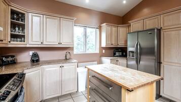 雪櫃、微波爐、焗爐、爐具