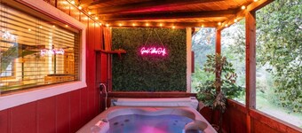 Perfectly located Yosemite boho cabin with HOT TUB