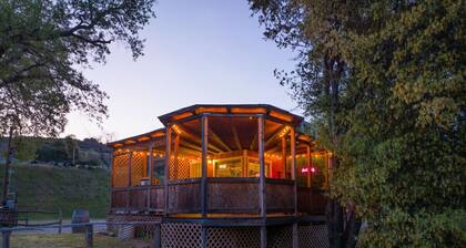 Perfectly located Yosemite boho cabin with HOT TUB