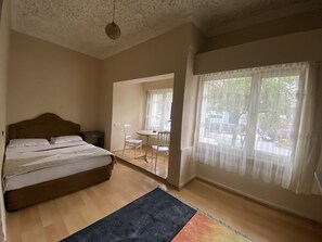 Habitación individual clásica | Ropa de cama de alta calidad y escritorio