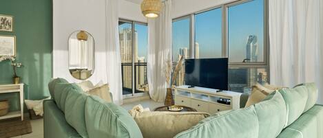 Appartement Classique | Salle de séjour | TV connectée de 55 pouces avec chaînes numériques, télévision