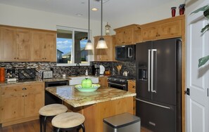 Refrigerador, microondas, horno y parrilla de estufa 