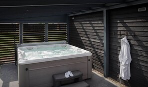 Outdoor spa tub - Villa in Zeeland with Jacuzzi and Sauna (Colijnsplaat)