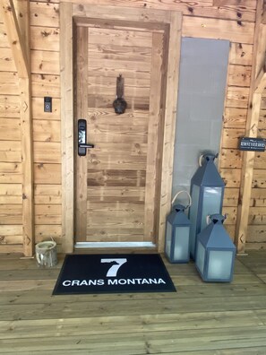 Exterior detail - Chalet 7 / Luxury Chalet with cinema room. (Crans-Montana)