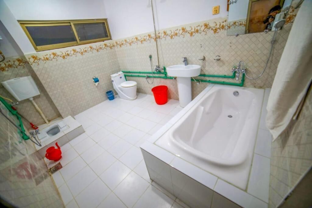 Shower, free toiletries, towels