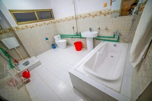 Shower, free toiletries, towels - Skardu View Point Hotel (Skardu)