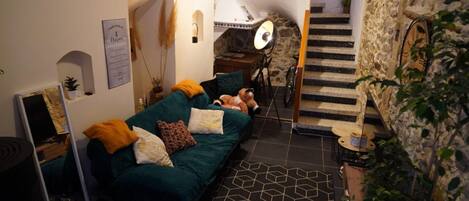 تلفزيون ذكي، مدفأة، مكتب