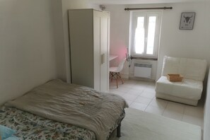 2 bedrooms, iron/ironing board, free WiFi
