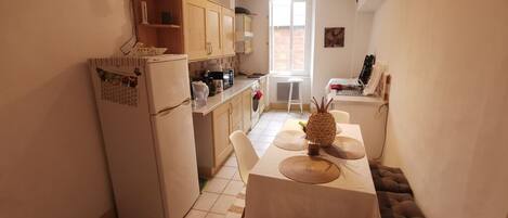 ثلاجة، ميكروويف، موقد طهي مسطح، غسالة أطباق