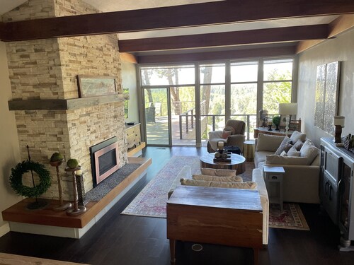 Close to Minto Brown Park and Downtown Salem
