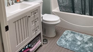 Bathroom - Close to Minto Brown Park and Downtown Salem (Salem)