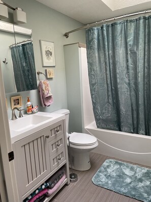 Bathroom - Close to Minto Brown Park and Downtown Salem (Salem)